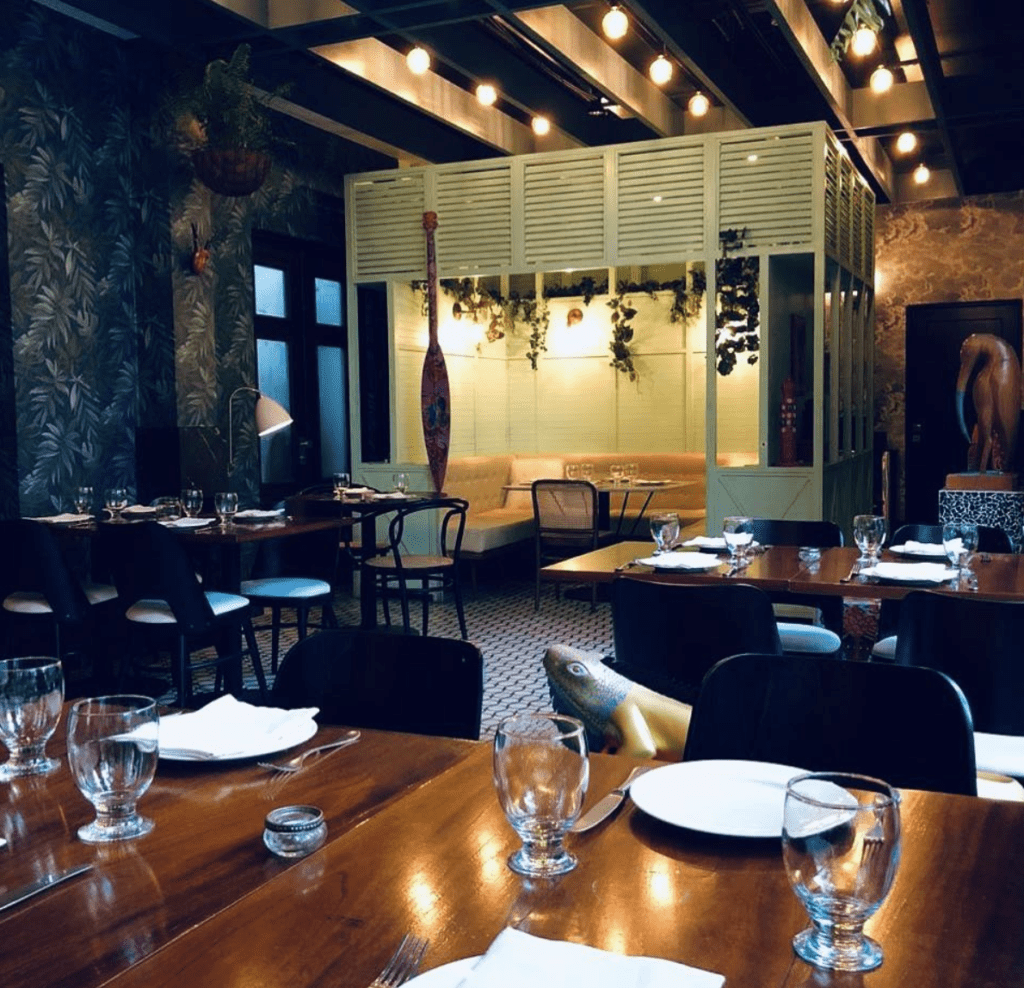 Ochoy y medio restaurant evening table setting