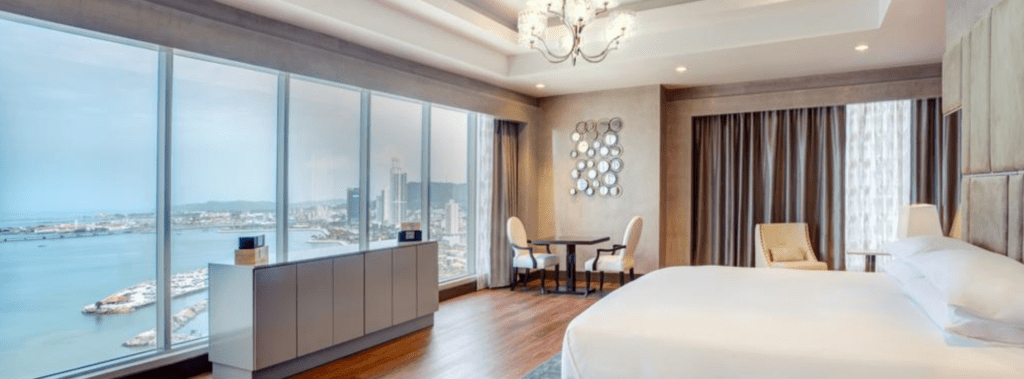 hotel-bedroom-overlooking-avenue-balboa