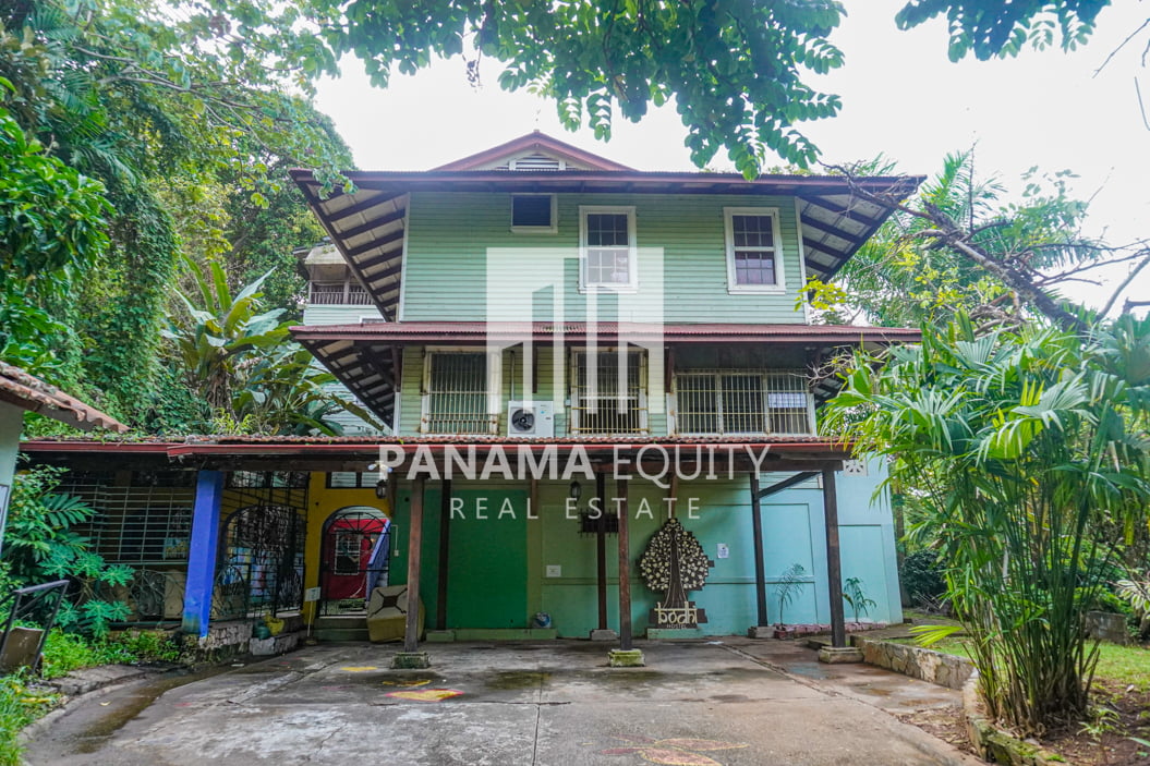 Ambos lados de una casa residencial dúplex a la venta en Ancón Panamá