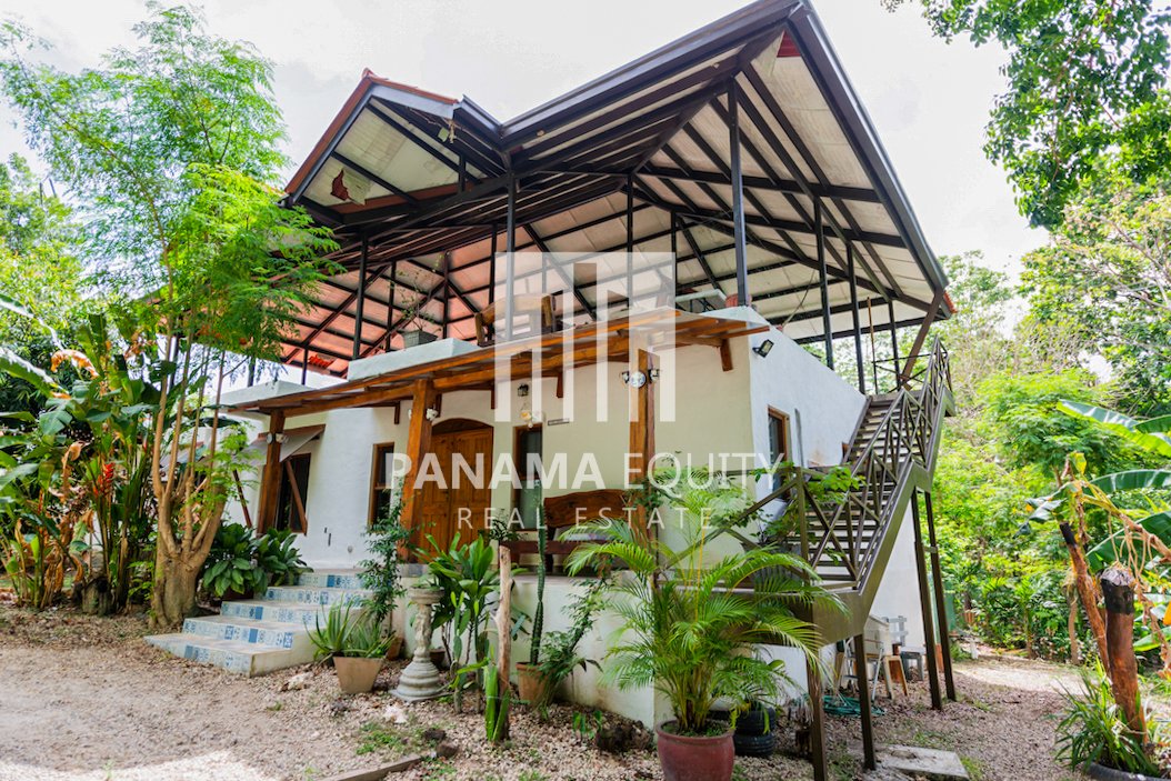 Casa de diseño amigable con el trópico en venta cerca de Chame Panamá