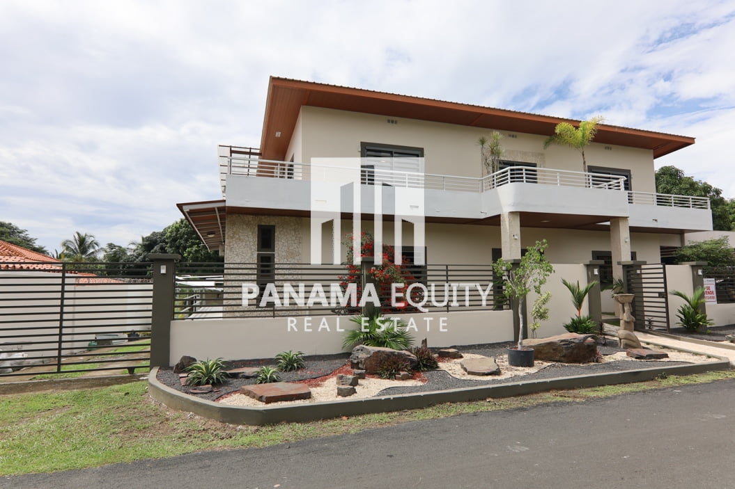 Gran Casa de Playa en Panamá con Vista al Mar a la Venta en Costa Esmeralda Comunidad Cerrada