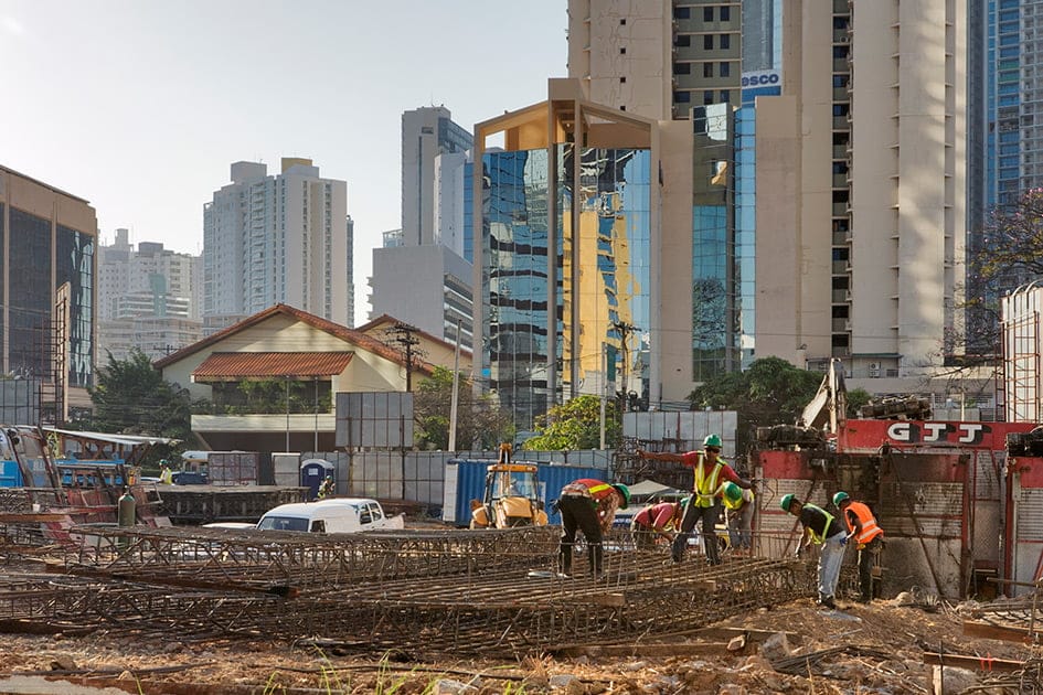 panama-city-construction-site-workers